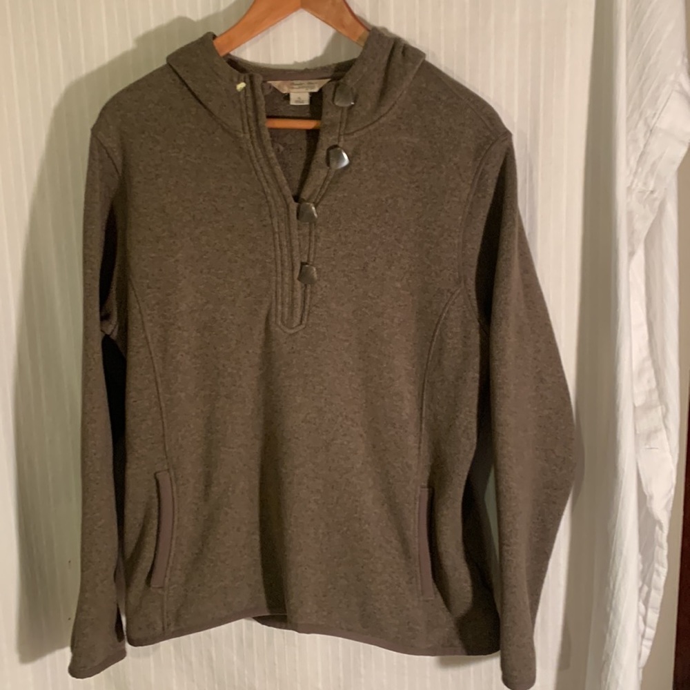 26). Men’s Gander Mountain size XL pullover